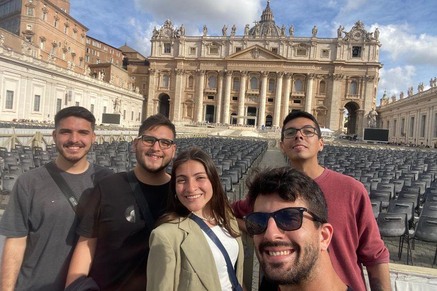 LLEGARON A ITALIA. La banda posando en el Vaticano./Foto: Eugenia Mada