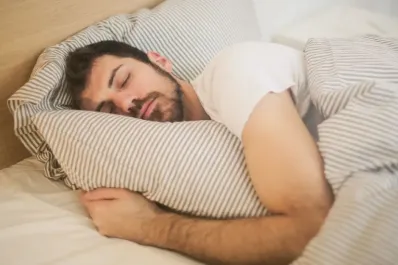 ¿Abrazás la almohada al dormir? Esto revela sobre tu personalidad, según expertos