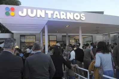 Con alegría y muchas sonrisas abrió Juntarnos, el primer bar inclusivo de Tucumán