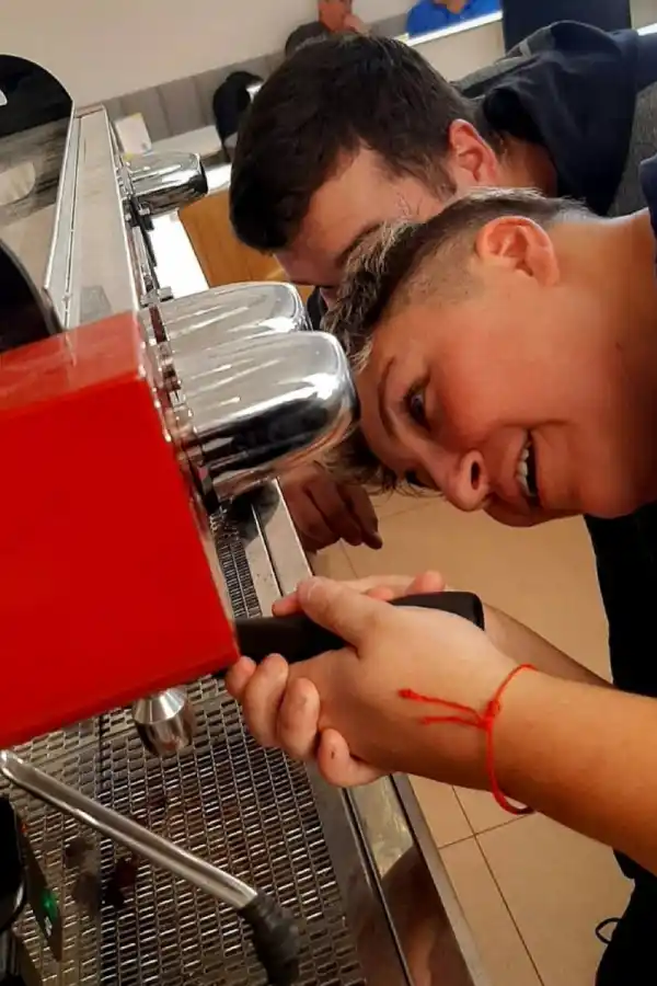 Con alegría y muchas sonrisas abrió Juntarnos, el primer bar inclusivo de Tucumán