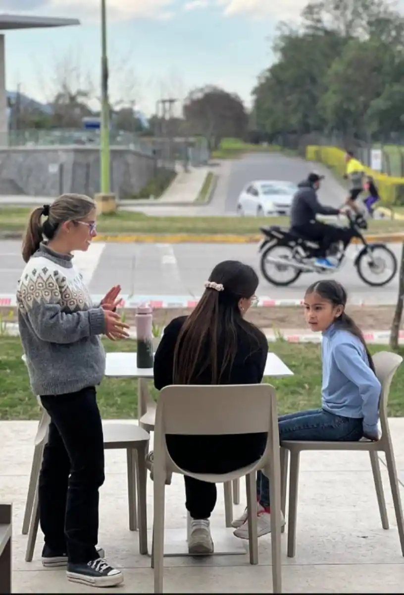 Con alegría y muchas sonrisas abrió Juntarnos, el primer bar inclusivo de Tucumán