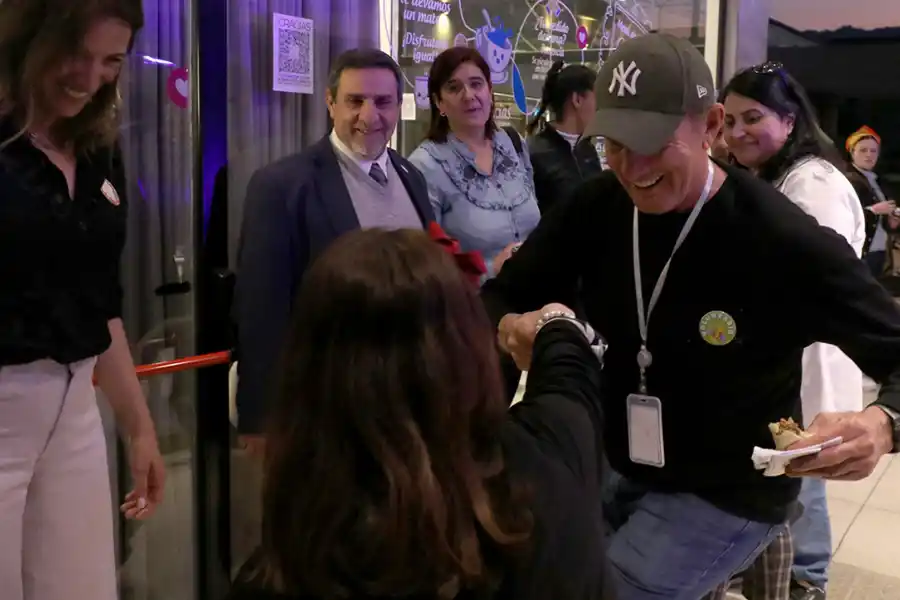 Con alegría y muchas sonrisas abrió Juntarnos, el primer bar inclusivo de Tucumán