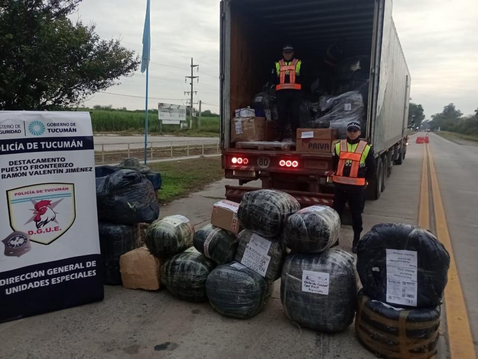 SECUESTRO. La Policía exhibe la mercadería que secuestró en otro operativo.