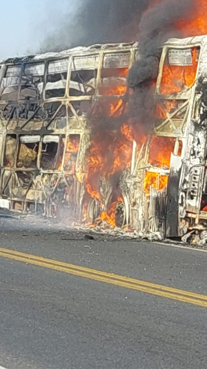 DESTRUIDO. La combustión no dejó nada del colectivo que se incendió.