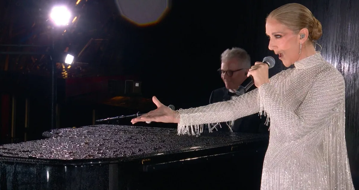 EMOCIONADA. Céline Dion entonó la canción al lado de la torre Eiffel y no ocultó sus lágrimas.