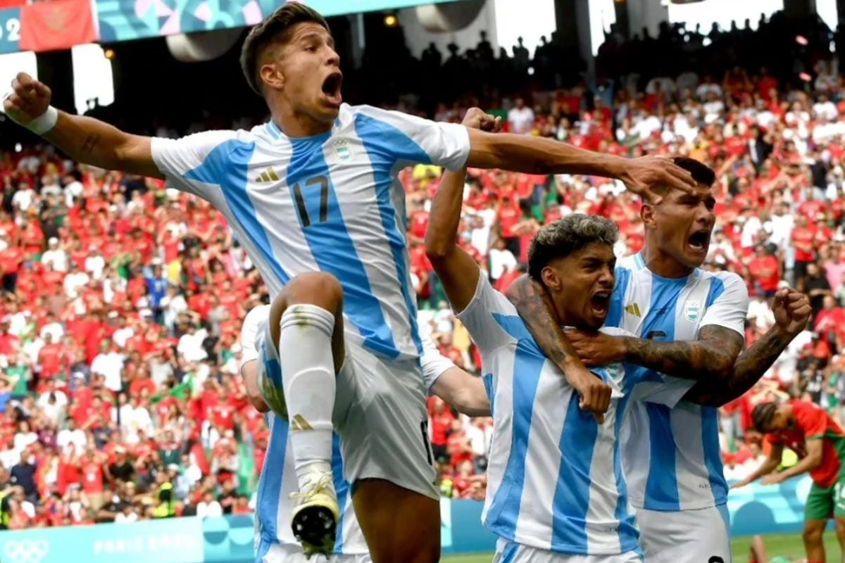UN ESTADIO EN CONTRA. Jugadores de la Selección Argentina festejan un gol contra Marruecos en un ambiente adverso. / INSTAGRAM @afaseleccion.