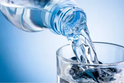 Cuántos litros de agua por día alcanzan para no deshidratarse, según la ciencia