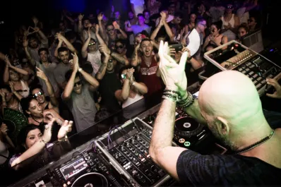 Con un DJ internacional, La Boite celebra sus 20 años de música electrónica