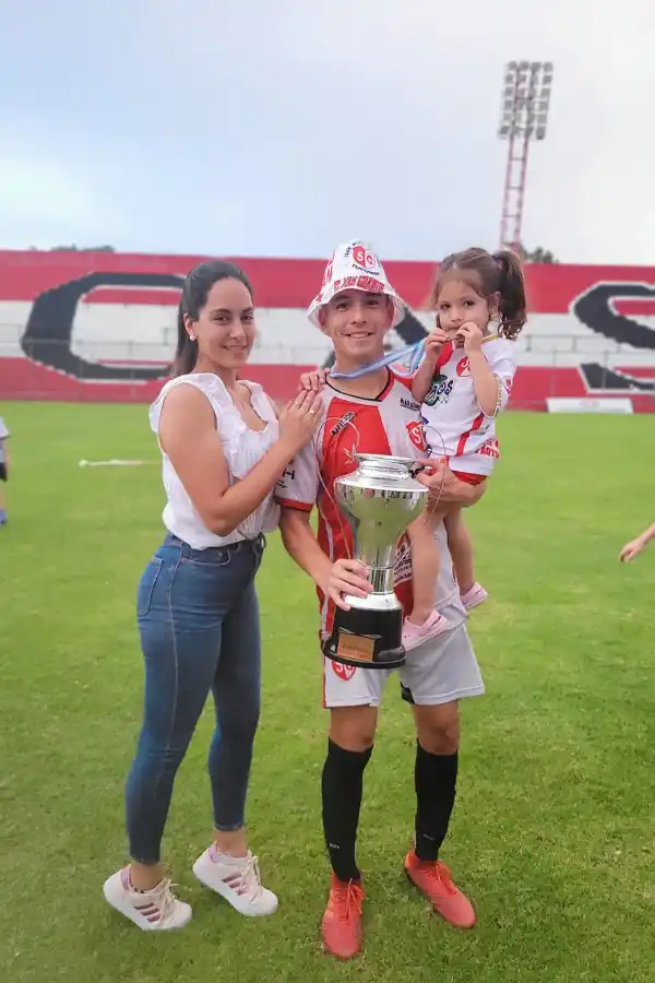 QUE SE REPITA. Martínez Llanos desea que la foto de la temporada pasada (él, campeón junto a su familia) vuelva a componerse mañana. 