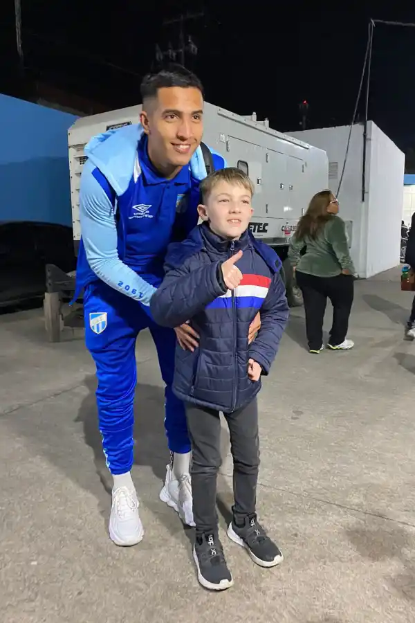 SOLICITADO. Romero se sacó fotos con varios hinchas en el playón del estacionamiento del estadio. Foto: Daniel Alfredo Coronel - LA GACETA
