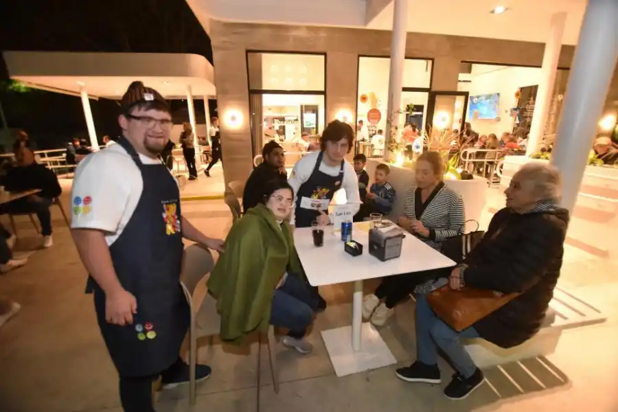 GRAN MOMENTO. Encuentro de familias y amigos.