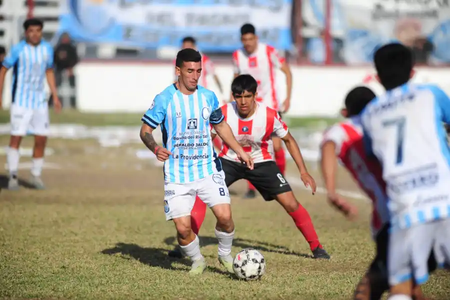 EN EL MEDIOCAMPO. El capitán de Atlético Concepción, Marcelo Domínguez, quiere sumar la quinta estrella para el club. FOTO DE DIEGO ARÁOZ
