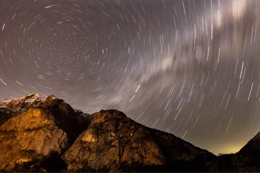 Lluvia de Perseidas en una fotografía de larga exposición tomada en Bariloche