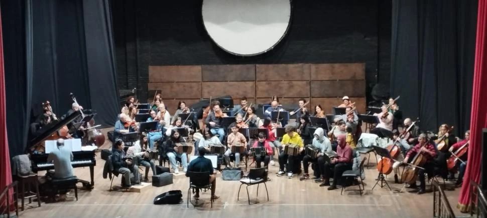 ENSAYO. Tradicionales temas de la música ciudadana se escucharán esta noche en el Teatro Alberdi, a cargo de músicos nóveles y experimentados.