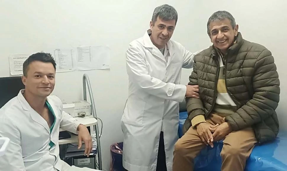 DESPUÉS DE LA CIRGUÍA. El doctor Benjamín Tumburús y su paciente. 