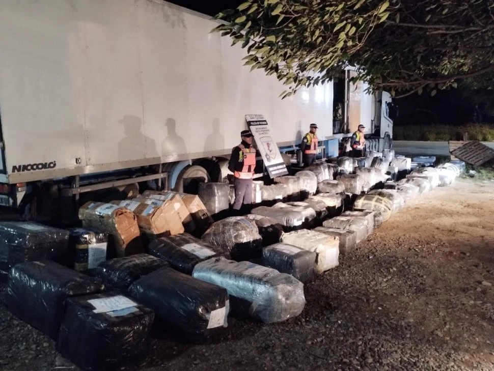 CASO LLAMATIVO. Detectaron un camión que fue a la frontera llevando alimentos y regresó con mercadería ilegal; cada bulto vale más de $ 1 millón.