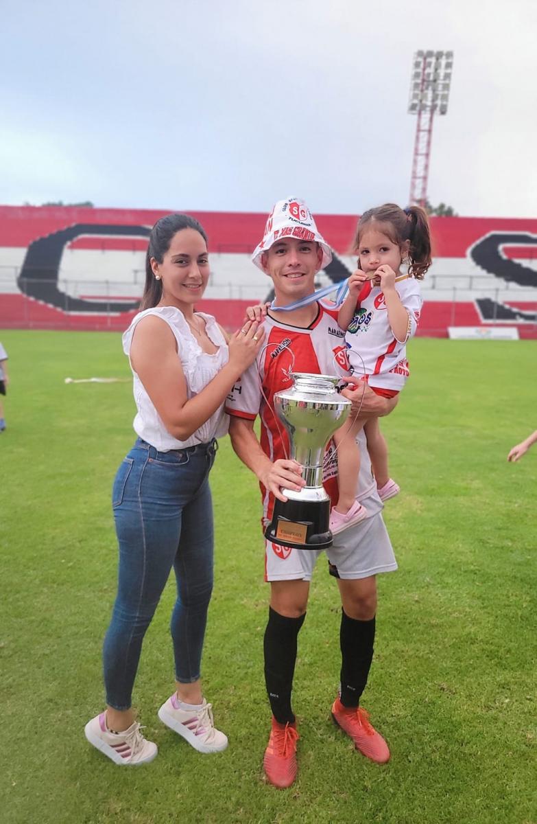 QUE SE REPITA. Martínez Llanos desea que la foto de la temporada pasada (él, campeón junto a su familia) vuelva a componerse mañana. 