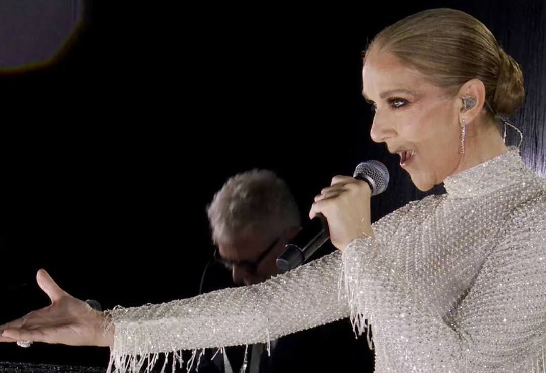 Brillante y desde la Torre Eiffel, Céline Dion volvió a cantar en público: qué dijeron las celebridades