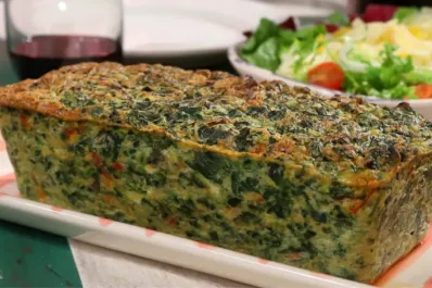 Delicioso budín de avena y espinaca lleno de proteínas