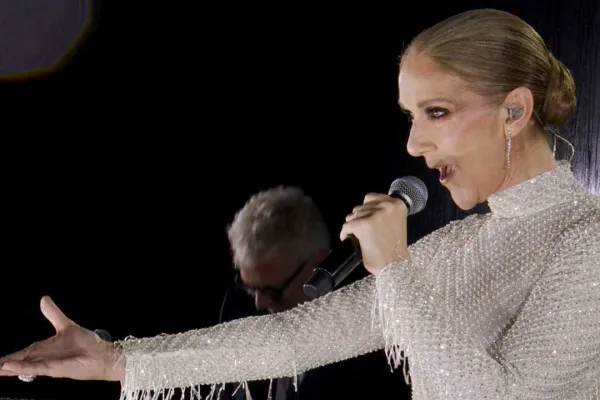 Brillante y desde la Torre Eiffel, Céline Dion volvió a cantar en público: qué dijeron las celebridades