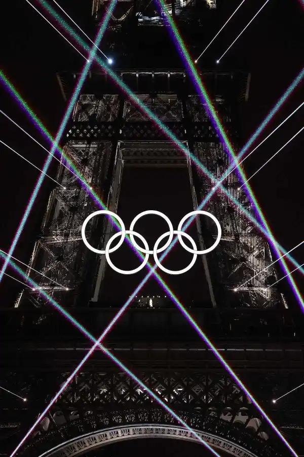 Brillante y desde la Torre Eiffel, Céline Dion volvió a cantar en público: qué dijeron las celebridades