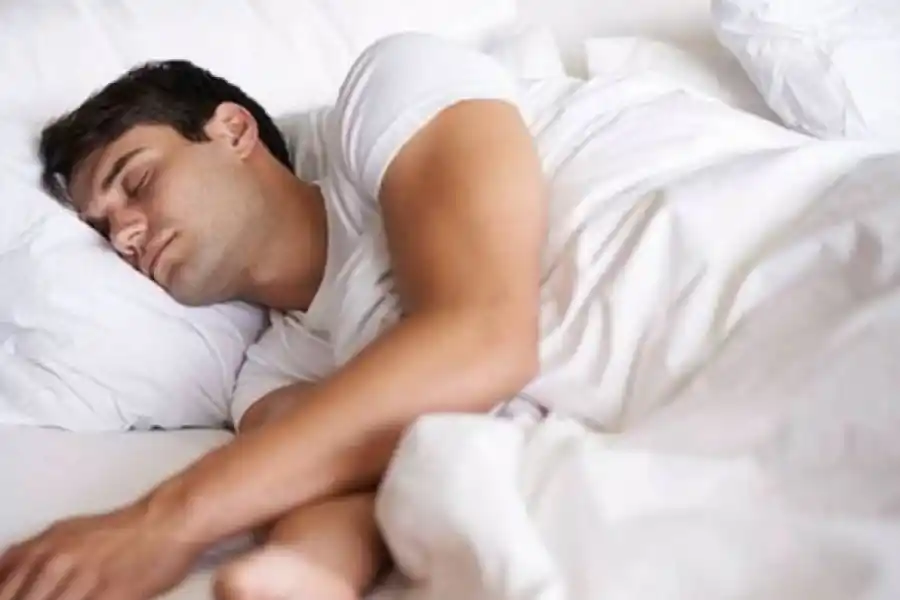 Dormir del lado derecho puede proteger nuestra salud cerebral.