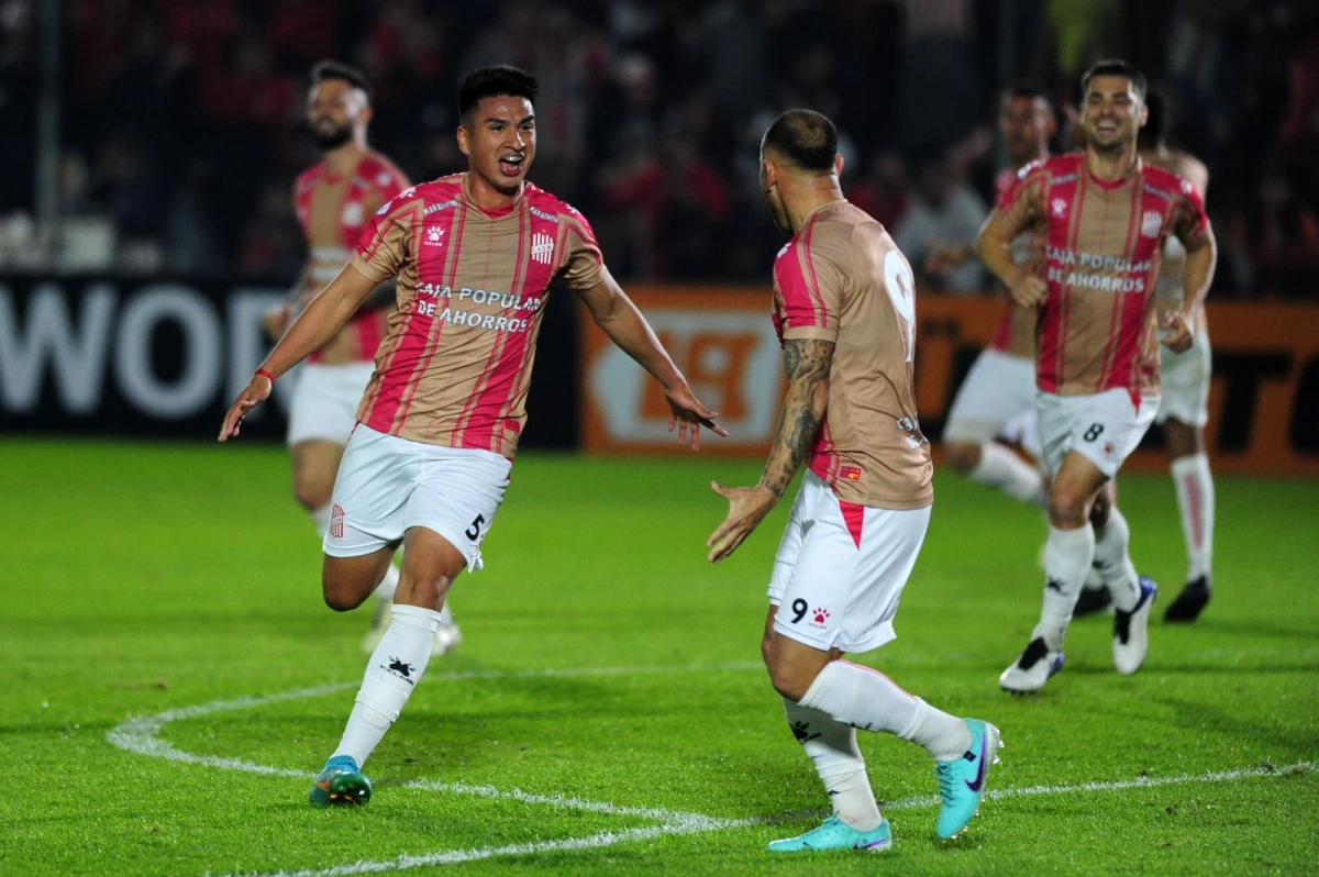 EUFÓRICO. Gustavo Abregú celebra el gol de la victoria contra Talleres Remedios de Escalada.
