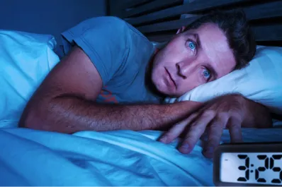 ¿Sentís que alguien te mira mientras dormís?: conocé qué significa este fenómeno