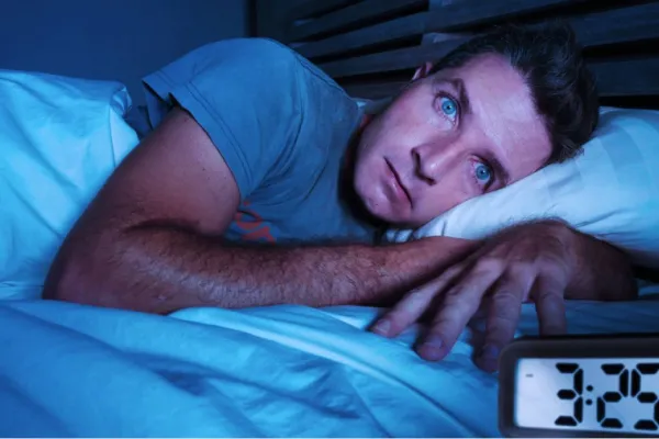 ¿Sentís que alguien te mira mientras dormís?: conocé qué significa este fenómeno