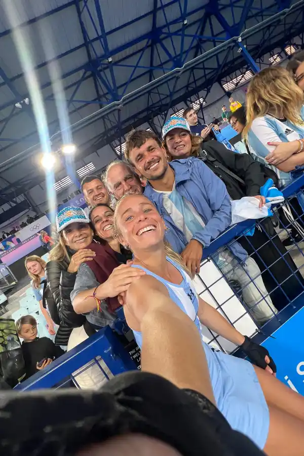 En París, Vicky va por más sonrisas con Las Leonas y el apoyo de su familia