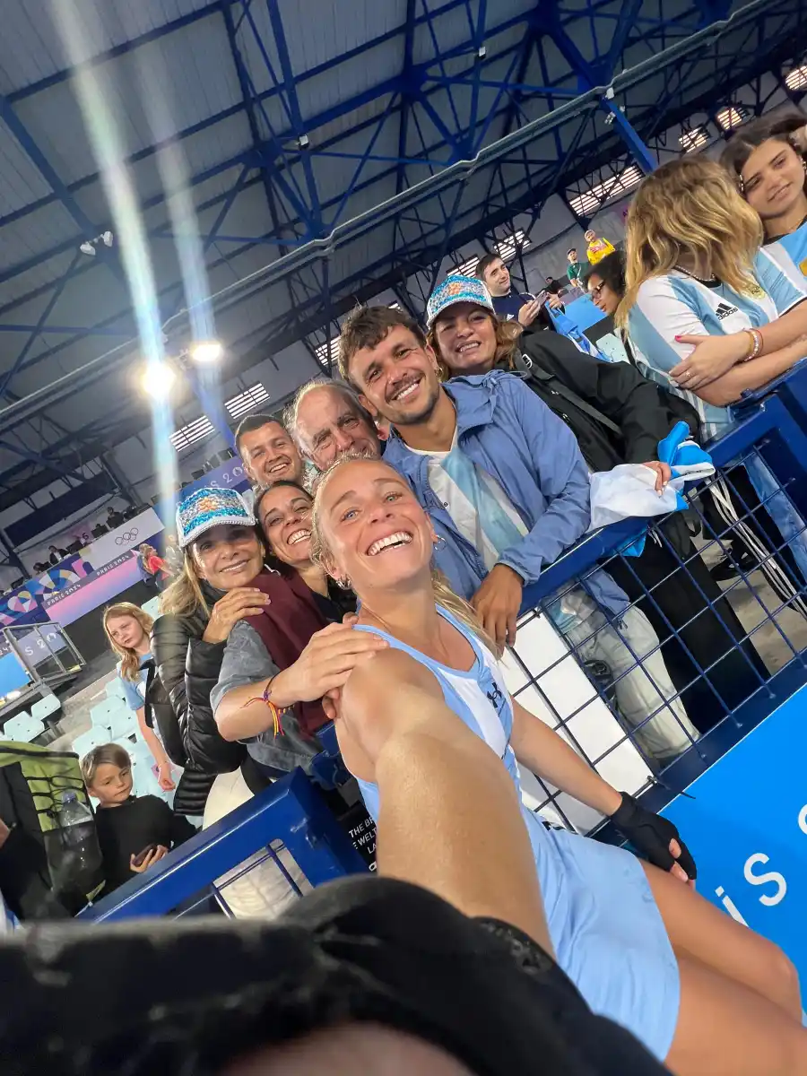 En París, Vicky va por más sonrisas con Las Leonas y el apoyo de su familia