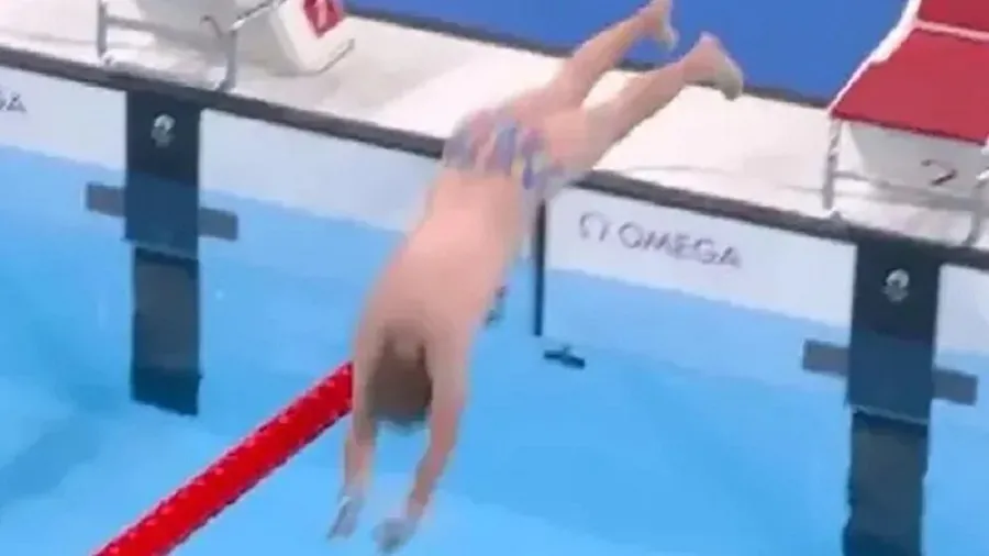 ÉPICO. El momento en el que el llamativo nadador se arroja al agua.