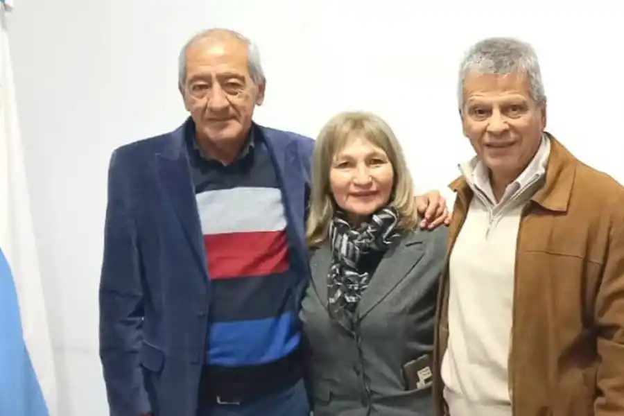 De izquierda a derecha, el secretario de Trabajo, Luis González; la la secretaria adjunta nacional de Sutep, Violeta Rodríguez, se reunieron con el presidente de la Cámara de Discotecas de Tucumán (Caprodyatuc), Rodolfo Di Pinto.