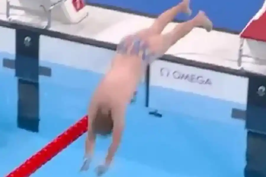 ÉPICO. El momento en el que el llamativo nadador se arroja al agua.