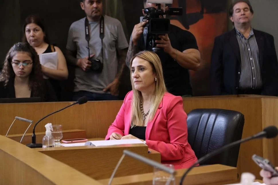 OPOSITORA. Ana González representa al PJS en el Concejo. La ex directora de Deportes podría perder su cargo en la planta municipal por un sumario.