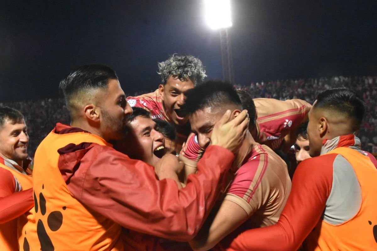FESTEJOS. San Martín de Tucumán venció a Talleres Remedios de Escalada, con gol de Gustavo Abregú.