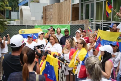 Protestas de venezolanos en Miami porque no pudieron emitir el voto