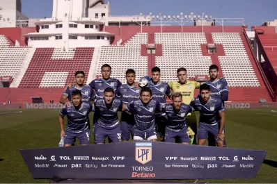¡Insólito! Atlético Tucumán salió a la cancha con dos sponsors diferentes