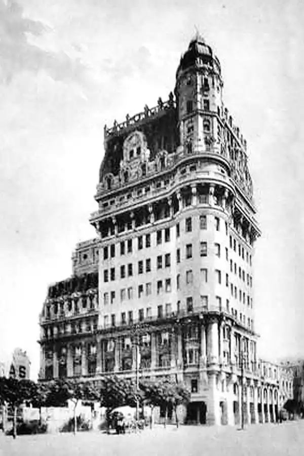 EL RAILWAY. La sede de los ferrocarriles ingleses fue inaugurada en 1910 y años más tarde pasó a manos del Estado.