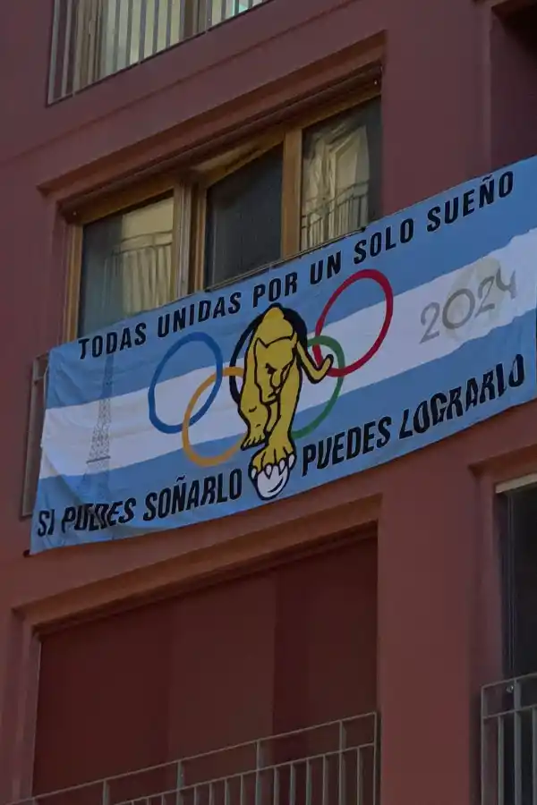 En París, encabezados por los Sauze Valdez, Las Leonas tuvieron fuerzas para remontar un partido acompañadas por sus familiares