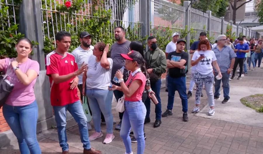 Un argentino en Venezuela: la práctica habitual de hacer filas