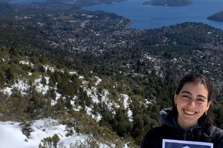 DE ARGENTINA A CAMBRIDGE. Camila Bertranou luego de haber sido informada sobre su ingreso al programa MPhil en Estudios del Desarrollo en la Universidad de Cambridge./Foto: LinkedIn Camila Bertranou