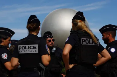 Francia: un ministro recibió una “carta contaminada” con la peste negra