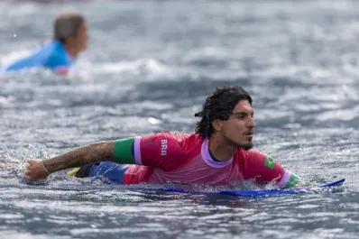 La impactante imagen de un surfer brasileño que hizo historia en los Juegos Olímpicos