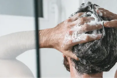 Sal en el shampoo: cuáles son los beneficios de este extraño método