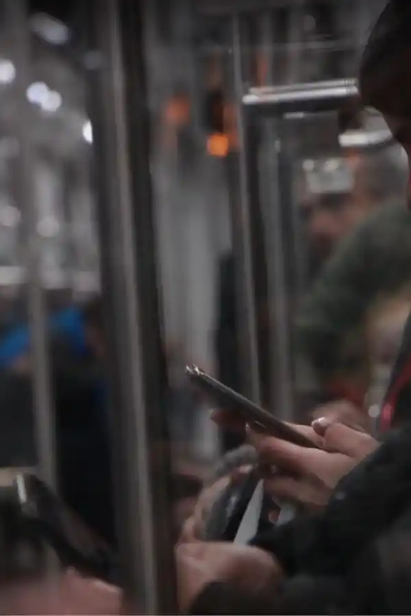 DISPOSITIVOS. La indiferencia de la gente se hace notar en los subtes porteños. / ÁLVARO DAMA.