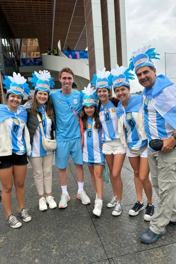 CON EL CAPITAN. Maico Casella, la voz de mando en cancha de Los Leones (tercero), posó junto a la familia tucumana.