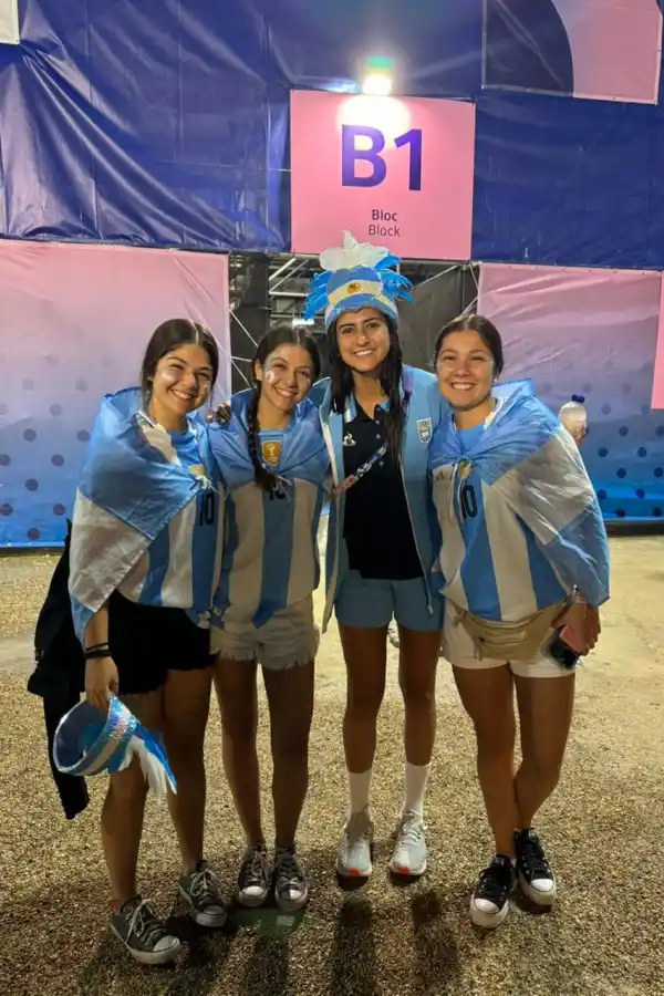 DESDE SALTA. Parte de la familia junto a la salteña, Valentina Raposo.