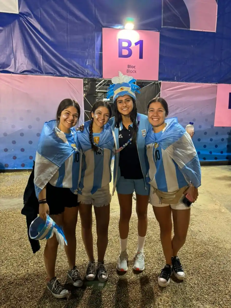 DESDE SALTA. Parte de la familia junto a la salteña, Valentina Raposo.