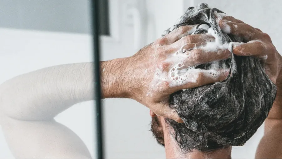 Poner sal al shampoo: cuáles son los beneficios de este método que es tendencia en Argentina